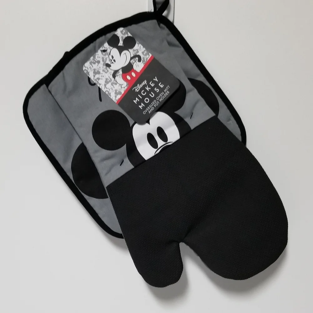 Disney Oversized Oven Mitt And Pot Holder!